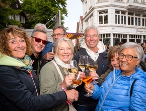 Besucher auf dem Weinfest | 9. Elmshorner Musiknacht 2025